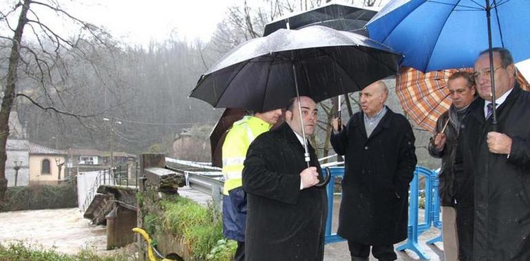 Visita del Alcalde al barrio de La Riera en Trubia