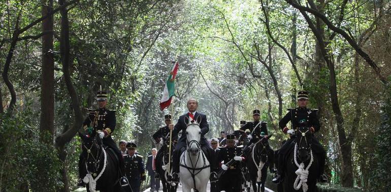 Calderón encabeza la Marcha de la Lealtad en Chapultepec