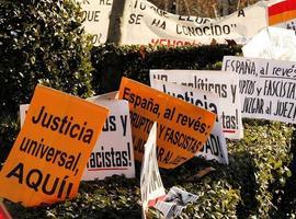 Miles de manifestantes protestan ante el Tribunal Supremo por la condena a Garzón