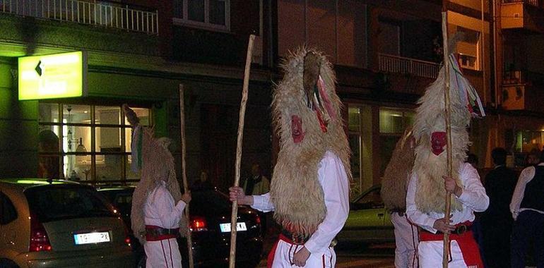 Los Sidros de Valdesoto na espicha d Antroxu en Tierra Astur de Cualloto