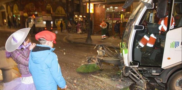 Recogidos 2.000 kilogramos de basura tras el desfile de Antroxu en Gijón