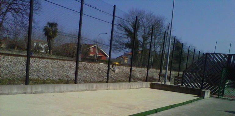 Acondicionamientos en la cancha deportiva y la pista de petanca de Poo