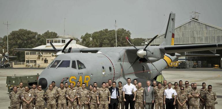 El Príncipe Felipe visita a las tropas desplegadas en la operación Atalanta