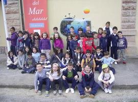 Alumnos y profesores del colegio Manuel Fernández Juncos de Ribadesella, en el Aula del Mar, de Llanes