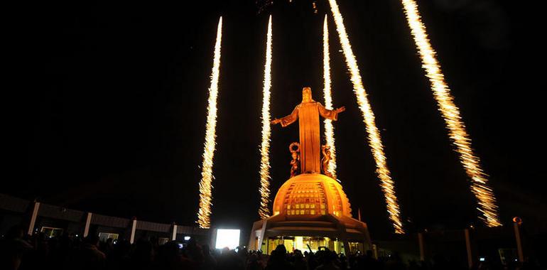 Benedicto XVI da luz al monumento a Cristo Rey.