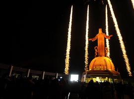 Benedicto XVI da luz al monumento a Cristo Rey.