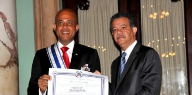 Presidente Fernández  condecora al mandatario haitiano Michel Martelly 