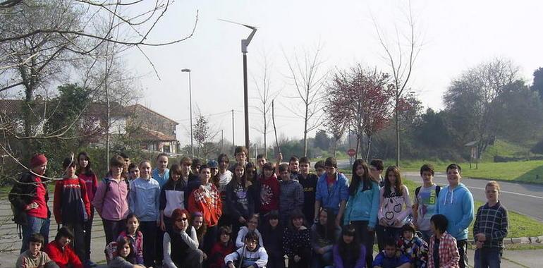 Visita esta mañana a Llanes del IES Montevil de Gijón para conocer el Aula y el Ídolo de Peña Tú