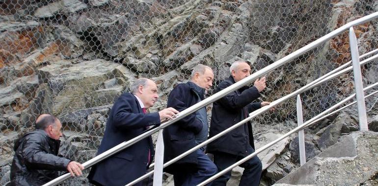 Gabino de Lorenzo visita las obras de restauración de accesos a la plaza de Torbas, en Coaña