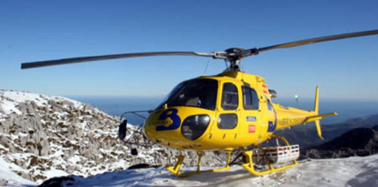 Efectivos de Rescate trasladan entre la nieve a un herido en Torre Santa de Enol al refugio de Vegarredonda