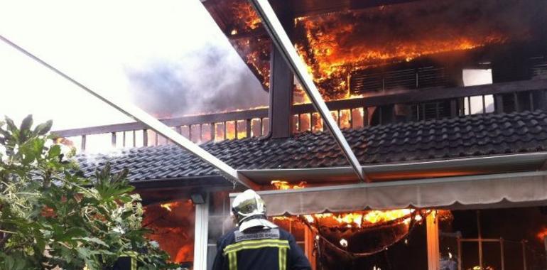 Los bomberos extinguen un voraz incendio de vivienda en Torrelodones