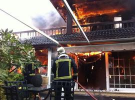 Los bomberos extinguen un voraz incendio de vivienda en Torrelodones