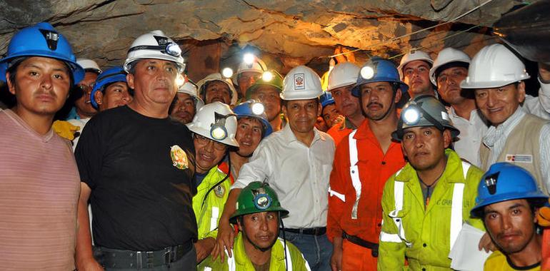 El presidente Humala, con los mineros rescatados de Ica