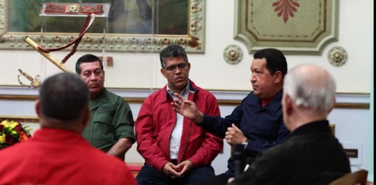 Chávez recuerda que la suya "no es una revolución desarmada"