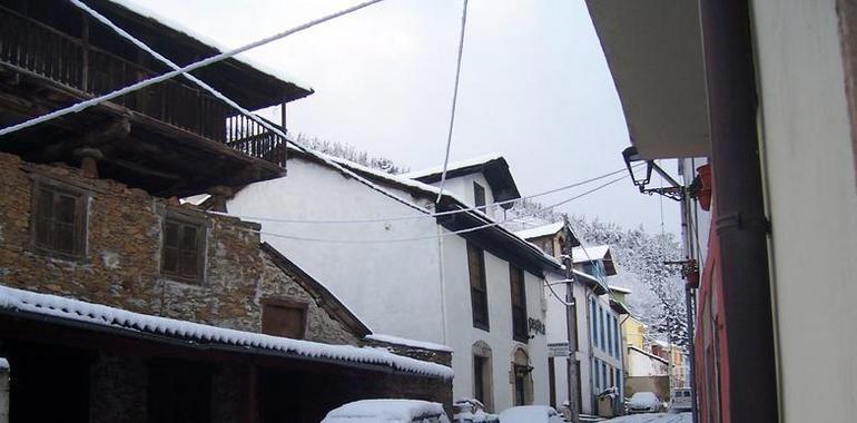 El puerto del Connio y la carretera de acceso a los lagos de Covadonga están cortados al tráfico por nieve y hielo 