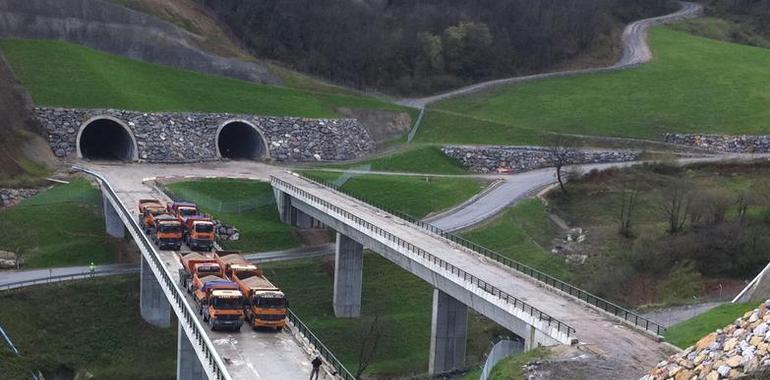 Adif realiza la prueba de carga del viaducto de Sotiello, en Lena 