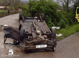 Herida al volcar su vehículo cerca de Villaviciosa