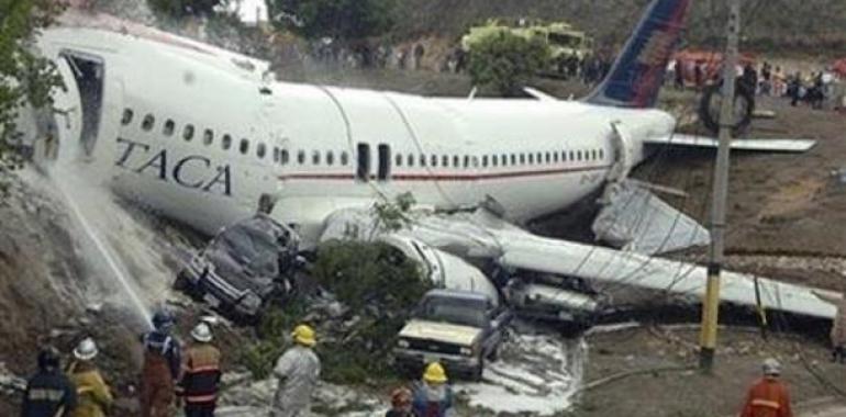 Un avión con 127 pasajeros se estrella cerca de Islamabad