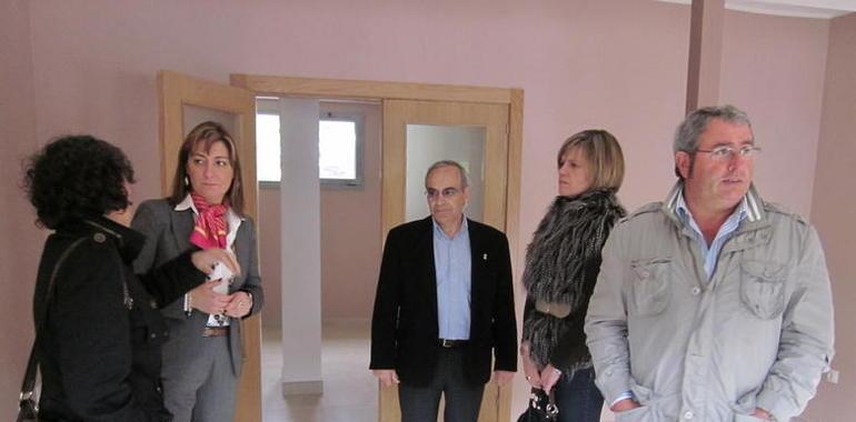 La alcaldesa conoce el fin de obra a la reforma de las antiguas escuelas de La Nueva