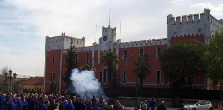 Manifestación contra el cierre de la Fábrica de Armas de La Vega