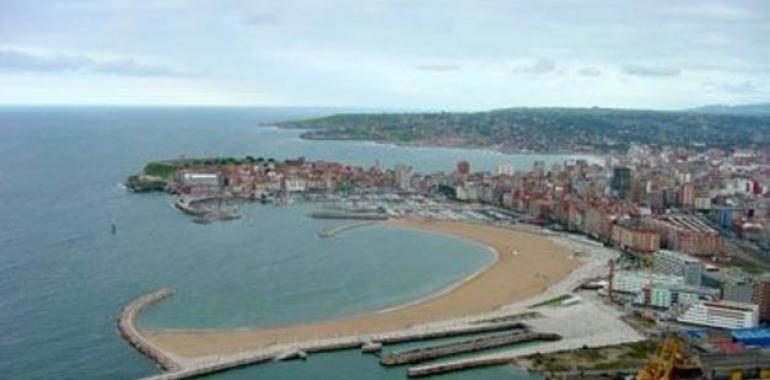 Simulacro de emergencia en la playa de Poniente