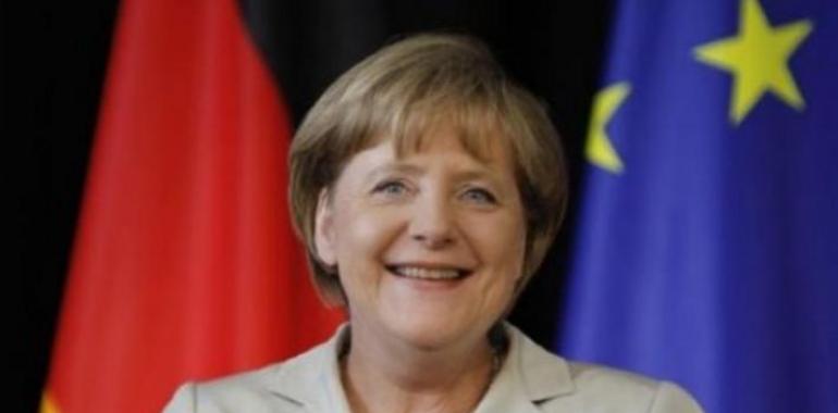 La canciller Angela Merkel habla con Francois Hollande