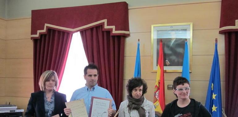 LGTBH ‘Asina’ entrega al Ayuntamiento langreano libros relacionados con la diversidad familiar