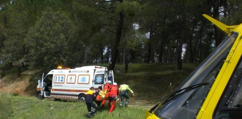 Rescatado un ciclista que resultó herido al caer por un puente durante una prueba deportiva