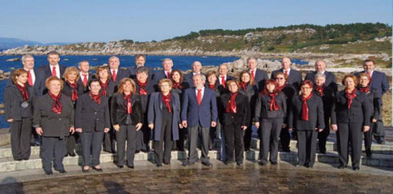 Coro de Lieres y Tertulia Errante de Nava, en los cantares de chigre de La Gascona el jueves