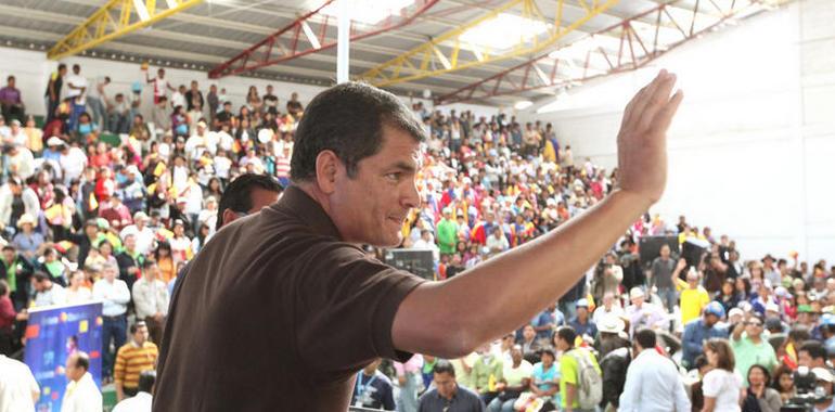 Correa se solidariza con los familiares del fallecido poeta manabita Horacio Hidrovo