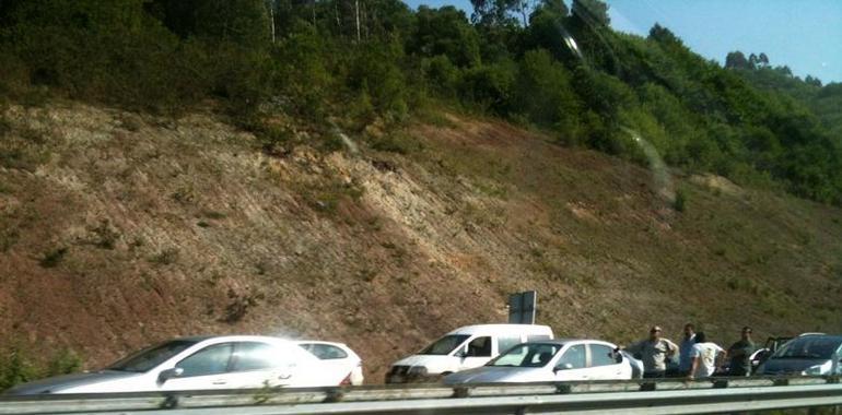 Monumental atasco en la Autovía Minera, sentido Gijón, por una barricada