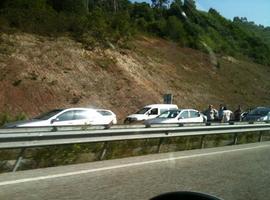 Monumental atasco en la Autovía Minera, sentido Gijón, por una barricada