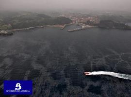 60 personas limpian las playas mientras tres embarcaciones vigilan la extensión del fuel