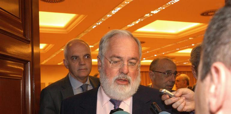 Arias Cañete culpa al PSOE del "insostenible déficit de tarifa", que el domingo volverá a subir