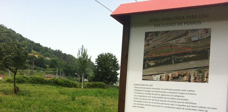 Mieres habilita una zona para uso de perros en un espacio anexo al paseo fluvial