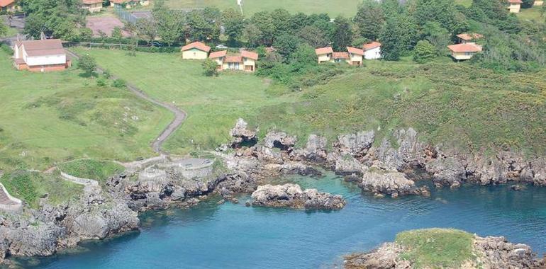 Prosigue la limpieza de galipote y se coloca una barrera absorbente en la playa del Tranqueru