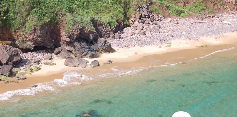 Retirados 105 m3 de galipote y arena de las playas de Carreño y Villaviciosa