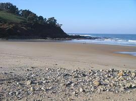 Cantabria investiga si el galipote que llega a sus playas proviene del vertido de Aboño