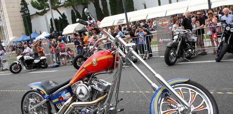 La moto chopper ‘La Roja’ rinde homenaje a la selección de fútbol española en el Barcelona Harley Days