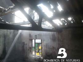 Un incendio destruye la cocina de un restaurante en Avilés