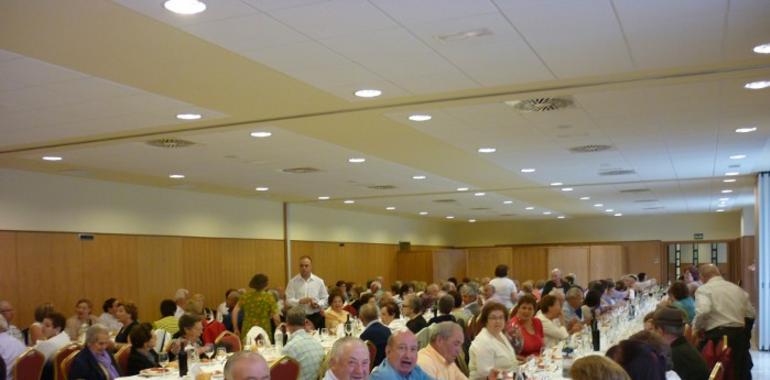 Encuentro festivo entre 200 mayores de Cangas del Narcea