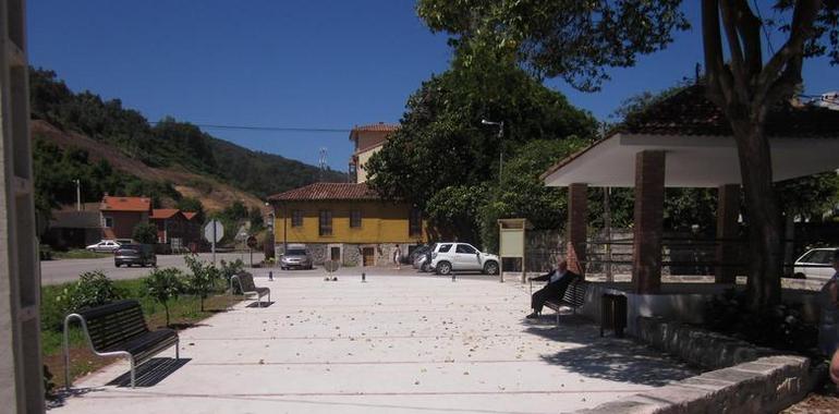 Instalado el mobiliario urbano y plantados árboles y flores para concluir la obra en la bolera de Buelna 