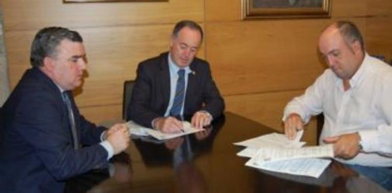 Siero firma el contrato de urbanización de la parcela del polideportivo de La Fresneda