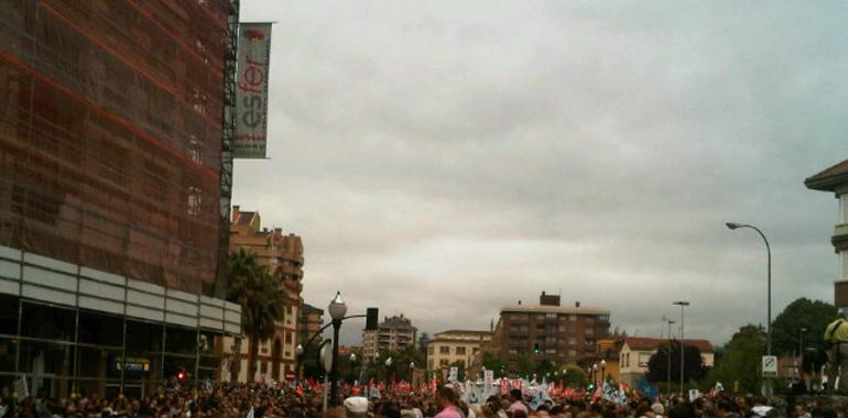 Decenas de miles de indignados protestan en Gijón contra los recortes