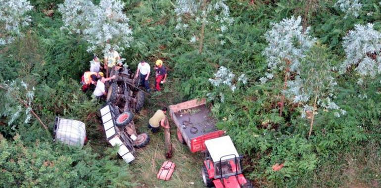 Rescatado un vecino de Ladines (Oviedo) que quedó atrapado bajo su tractor