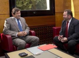 Encuentro del presidente del Principado con el alcalde de Colunga