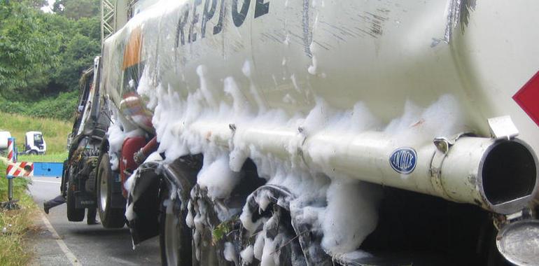 Finaliza la alerta tras contener la fuga de combustible del camión cisterna accidentado en Coaña 