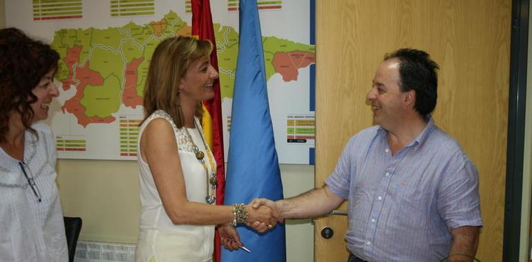 Reunión de la consejera Bienestar Social con el alcalde de Parres