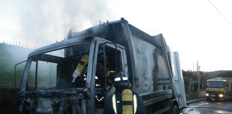 El fuego destruye un camión de la basura, en Tereñes, sin causar víctimas