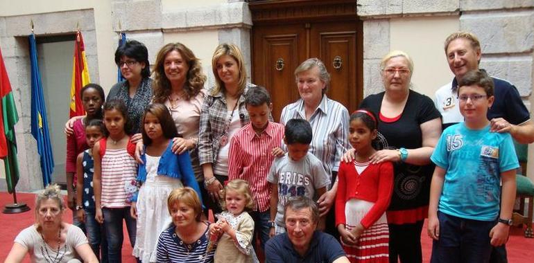 Niños saharauis y sus familias de acogida visitan el Consistorio llanisco